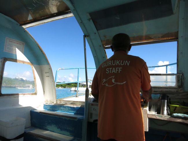 笑顔の優しいおじいが運転です。<br />海底が見えやすい箇所に移動してくれますが、<br />この時間帯は魚があまりいないそう。