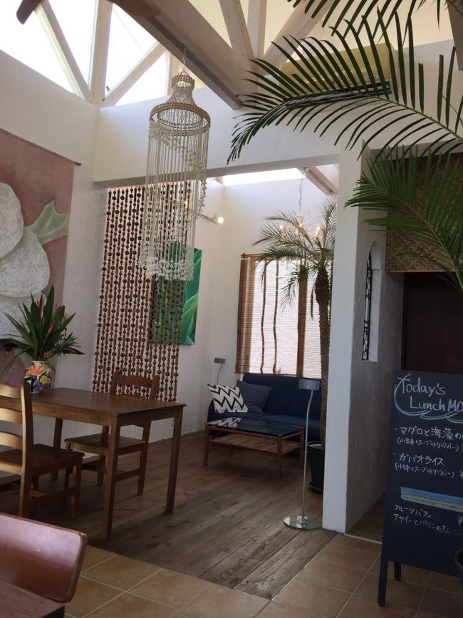 空港近くで、お茶しました。<br />ランチもやってる、宿ややっている<br />おしゃれなお店。<br /><br />エアコンがきいて涼しいなか、ひたすらゆっくり。