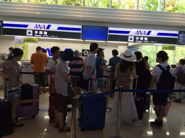 私たちがいた期間の石垣島はちょうどお盆でした。<br />里帰りしていた人たちと、リゾートを楽しんだ観光客で出発ロビーは大混雑です。<br />スーツケースを預けるため30分以上並びました。<br />帰りは宅急便で送り返せばよかったようです。