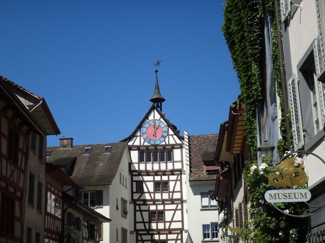 街の入り口を振り返ると、こんな素敵な時計塔が。かつて城塞都市だった時代の出入口だったウンター門。