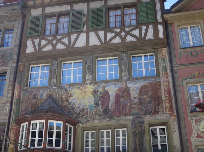 中でも素晴らしかったのは市庁舎広場の周辺の建物の壁画でした。