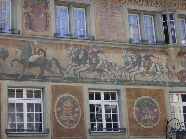 壁の装飾画は勇ましい騎馬隊や、