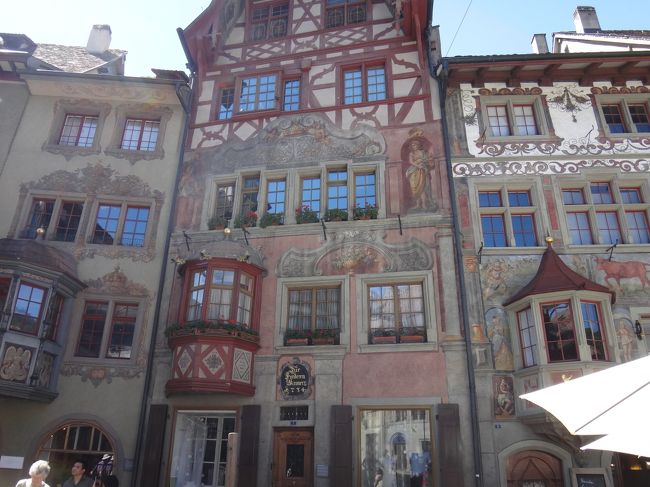 ４階建ての壁面すべてに描かれています。