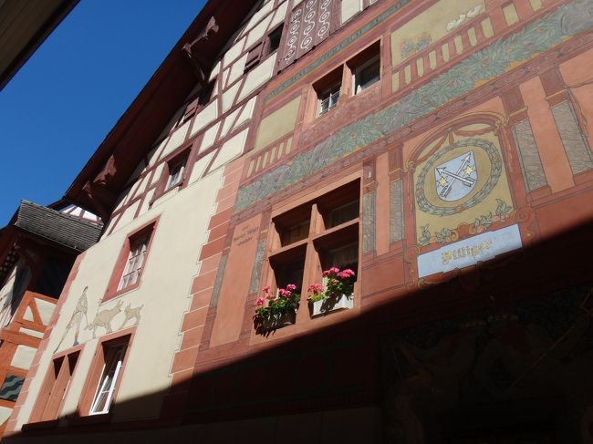 明るい陽に照らされた壁の色が美しい。