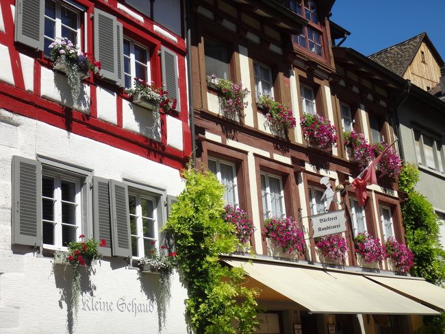 １５世紀くらいに建てられた建物が多く残されているというシュタイン・アム・ラインの街はスイスでも指折りの「中世の香りただよう」街でした。