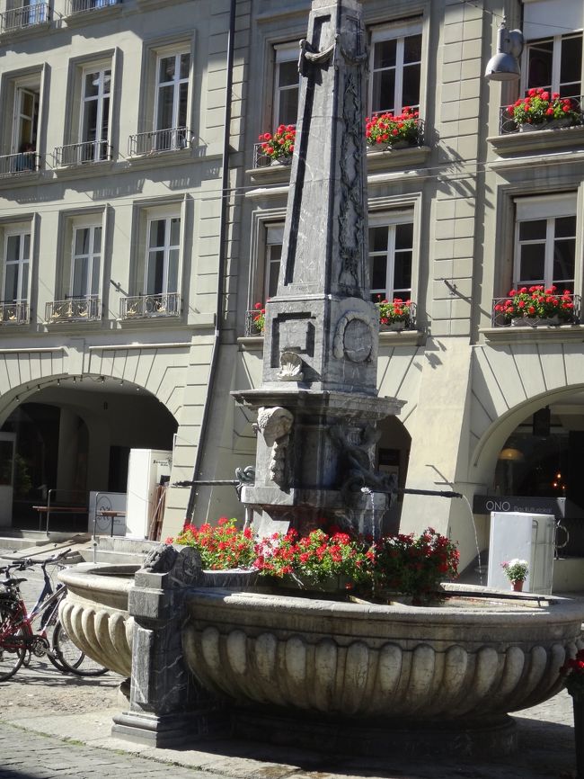 続いて石造りのアーケードがつづくベルンの旧市街を歩きました。