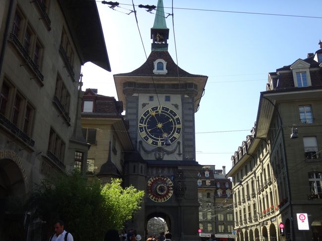 ここにも時計塔。仕掛け時計のからくりが毎正時少し前に動くそうですが、時間が合わず、見られず。