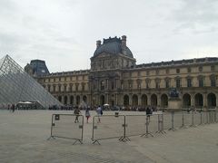 来ました！ルーブル♪
美術品にあまり興味のない私でも
一度は行ってみたかった場所〜
