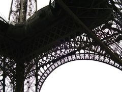 エッフェル塔に到着！

さっそく上に登るために
チケットを購入！