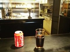 シャンゼリゼ通りからオペラ座の
ホテルまで歩いて帰った♪
結構距離あってしんどかった…

ホテルに帰って部屋の鍵を貰って
階段上ってたらホテルのお兄さんに
何か飲む？って言われて
お腹も空いてたからホテルのバーで
飲み物飲むことに！

アルコールノーって言ったら
コーラ出してくれて
ホテルのお兄さんと仕事？の話してた
週に何時間働くの？とか〜
もちろん英語わからないし
紙に書いて説明してくれた(笑)

急にお兄さんが頬っぺたに
チューしてって言ってきて
ノーって言ったら
フランスの友達同士では挨拶だよ！
君と僕はもう友達だろ！
みたいな事を言ってきて
まぁ海外では普通なのか…
これも経験かなと思ってしようとしたら
顔がこっち向いて口にされた(゜ロ゜)

ノー！って言ったら
ごめん、もうしないからもう一回とか
言い出したしムカついてきて
部屋に戻るって言って逃げた(>_<)

晩御飯食べに行きたかったけど
もう顔合わせたくなかったから
その日は何も食べずに就寝…

なんか2日目は海外の洗礼を
受けた気分やわ…