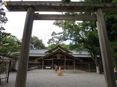 お宿に荷物を預け身軽になって、参拝再開。

猿田彦神社。
古事記でも伝えられる、みちひらきの神様です。