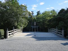 猿田彦神社からバスで、外宮にやってまいりました。

表参道火除橋。
ここから先は神域です、身も引き締まります。