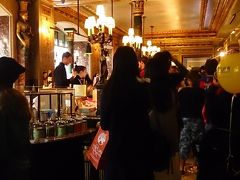 シャンゼリゼ通りのラデュレ

ティールームもショップもいつも行列です。

今回は姫が寝ているので私たちもラデュレの列に。。。