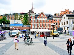 昨夜はトローサに泊まって、直行バスでストックホルムに戻ってきた。バスはLiljeholmen T-banaの駅前に到着し、そこからT-bana（地下鉄）に乗ってスルッセン駅に来た。地下鉄の料金はバスチケットの中に含まれているのでラッキー♪

スルッセン駅周辺は大工事中で、迂回させられるし最初私はどこにおるんじゃ？って感じだった（苦笑）
