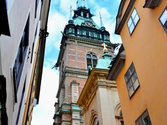 青空が見えてきたよん♪仰ぎ見る塔はドイツ教会。これがなかなか大きくて全体像を撮るのはこんなしか撮れないのだ。

この教会は16世紀にドイツ商人が商業協会の建物として建てたのだそう。