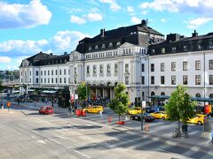 あちらに見えるのがストックホルム中央駅である。こちらは国鉄側の駅舎ね。
私は昨日、あの地下から出発したわけだ。