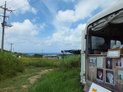 石垣島ミルククラウンです。
牛の世話をしながらお姉さんが一人で切り盛りしているようです。
店先には普段は誰もいなくて、お客さんが来ると、向こうに見える軽自動車でやってきます。左側の牛舎には牛がいます。