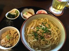 八重山そばをジューシーや小鉢などがつくセットで注文します。オリオン生もいただきます。
スープが少々薄味ですね。でも、美味しいです。

12時をまわるとあっという間に満席に。家族経営のようですが、皆さんてんてこまいになっています。
お客さんは地元の方が多いようです。