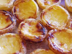 【2日目】

朝食を食べに2Fへ

通路は肖像画が飾ってあったり、シャンデリアがあったりして、毎朝お姫様気分を味わいながら通っていました。

種類も沢山あったので、毎日沢山食べました！

写真は、ポルトガル名物エッグタルト！！