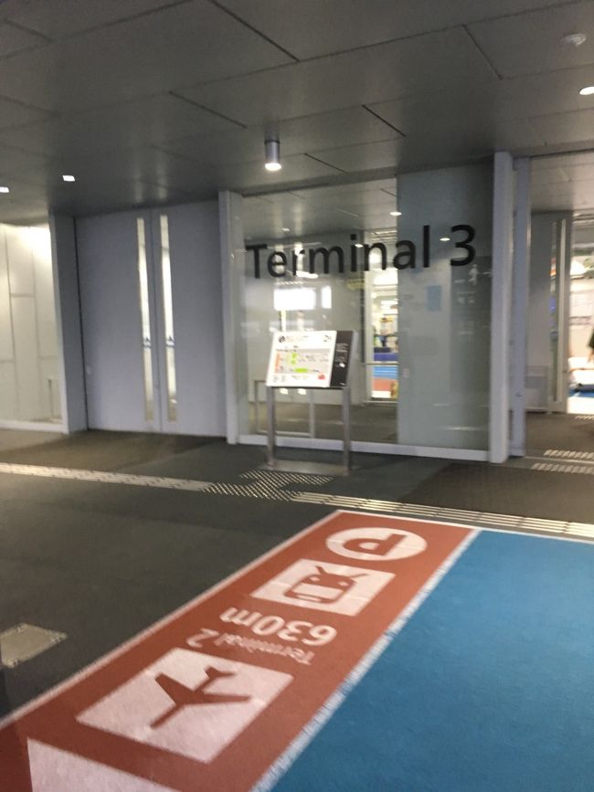 2016'8.23 出発〜1日目。<br />今回も去年に引き続き... <br />LCCで沖縄へ。 <br />今年はジェットスターにしてみました。<br /><br />前日台風が気になって1日中ジェットスターHPで運行状況を確認。夜になり那覇から全ての機材が無事に帰ってきた事を確認。<br />これは無事に飛ぶな...と安心していたら、、<br />なんと、、寝る前に最後の確認をしてみたら早朝1発目の便だけが遅延に(＞人＜;) <br />その後ジェットスターからメールが来ました。<br /><br />前日の台風の影響、機材繰りの関係で6:40発の便が9:15に変更に。<br />予定が少し狂ってしまうけど、、飛ぶだけいいかな。と思い直し...<br />成田第3ターミナルへ。<br />