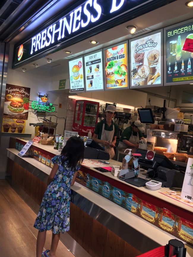 まずはフードコートで朝ご飯〜<br />パパが好きなフレッシュネスで。