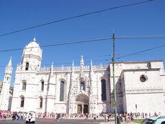 トラムに乗ってジェロニモス修道院へ

トラムは混雑していて冷房が効いていなく、結構長距離乗ったので大変でした・・・

また、ジェロニモス修道院は横に長い！！