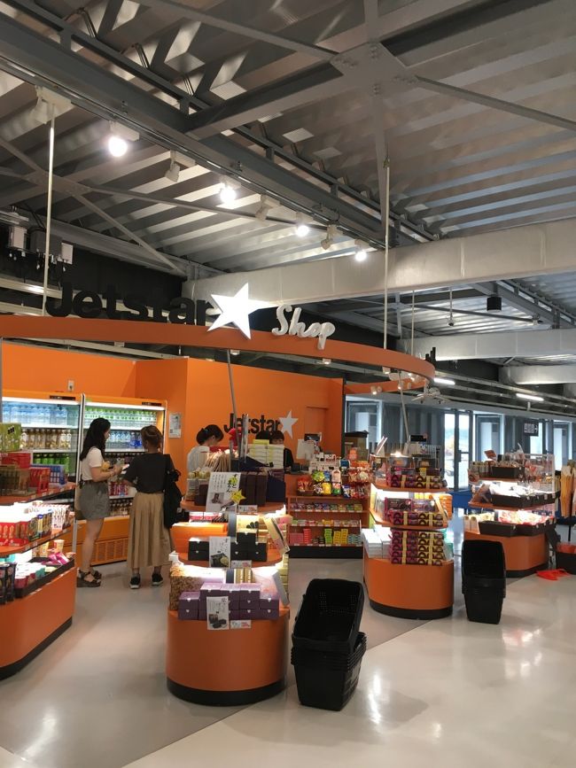 ゲートの近くにはジェットスターのショップがありました。