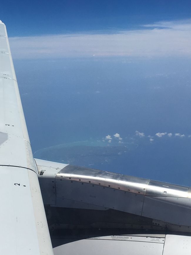 しばらく飛んで...<br />島が見えてきました。。 与論島なのかなぁ...