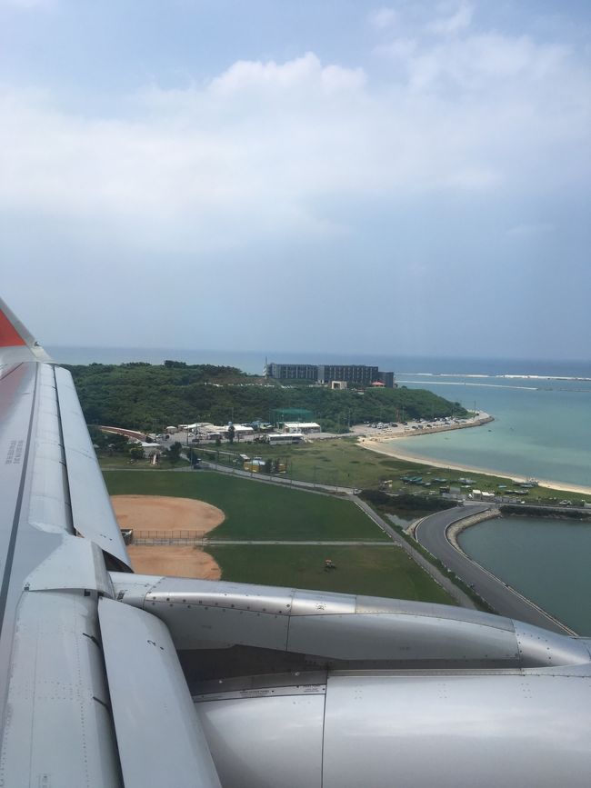 那覇空港へ無事に到着。<br />向こうに琉球温泉瀬長島ホテルと、その裏手のウミカジテラスが見えた〜