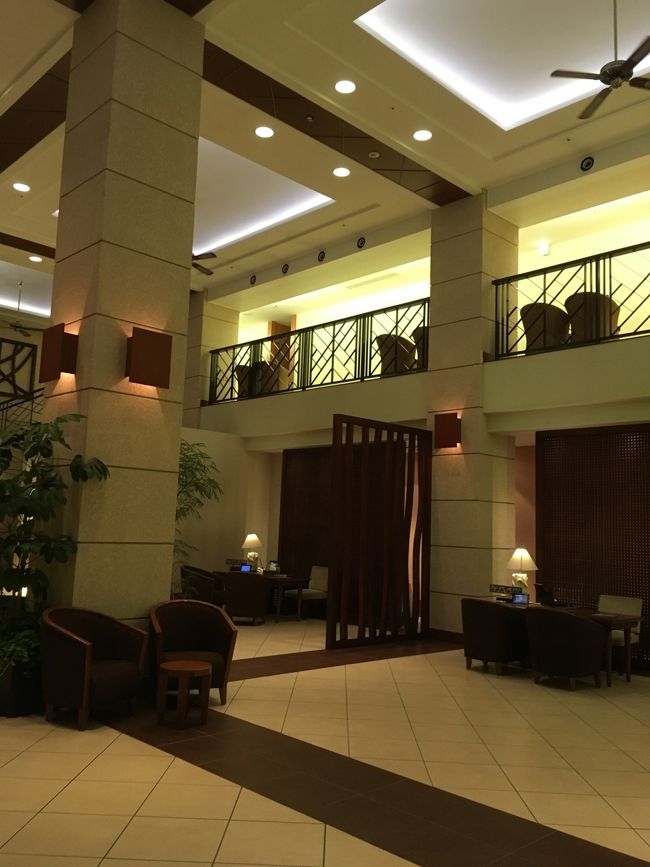 チェックインはこちらの奥のイスに案内されてのんびりチェックインしてくれます。(夜のフロントの画像しかなかった為暗いです。笑)