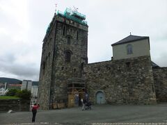 　まずはローセンクランツの塔とホーコン王の館を訪問。ベルゲンカードで無料で入場できた。塔はドラクエのお城のよう。