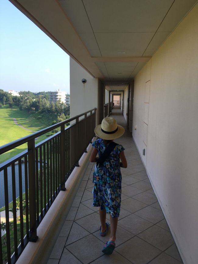 エレベーターを降りて、扉を一つ開けて出るとマンションみたいなこんな感じ。裏にはゴルフ場。緑が凄くキレイです。