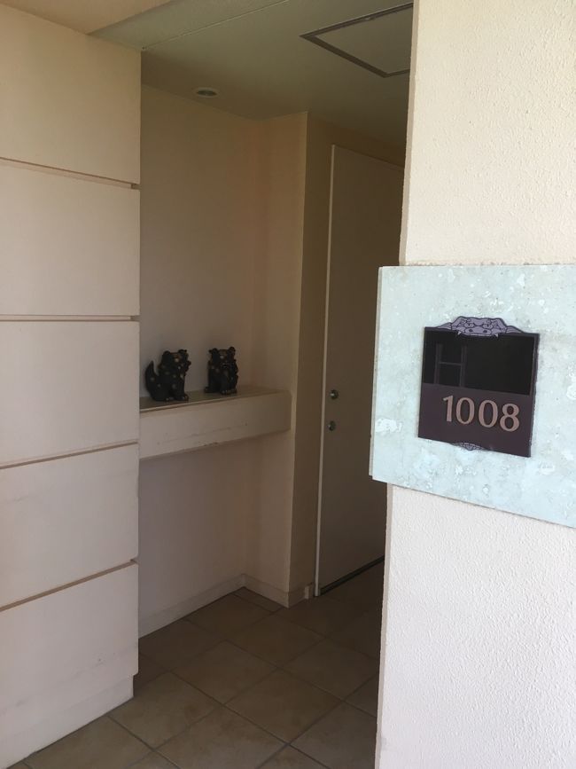 お部屋入り口にシーサーが。