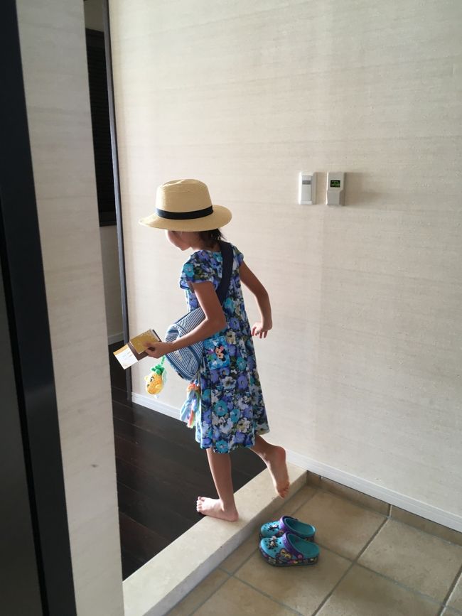 入ると玄関〜？靴を脱いで上がれるお部屋は日本人には嬉しい！<br /> ほんとにマンションぽい。笑 