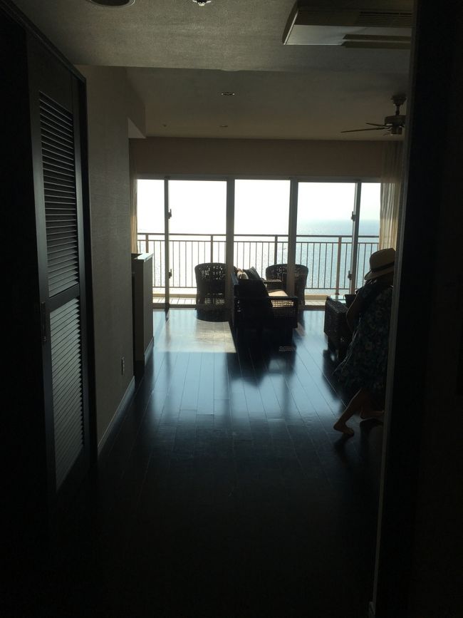 目の前に遮るものが全くないのでお部屋からは一面海！<br />なのでまだまだ陽射しがある日中は暑い！逆光です！