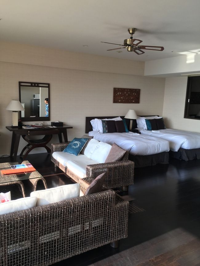 今回はベッド4台あるスイートに。<br />この、ベッド4台凄く良いです。<br />コンド棟とホテル棟のスイートで迷い、ちょうど宿泊した日だとコンド棟は洗濯乾燥機があるけど和洋室。ホテル棟だとベッド4台、お店が多い。プールが近い。の理由からホテル棟に決定。