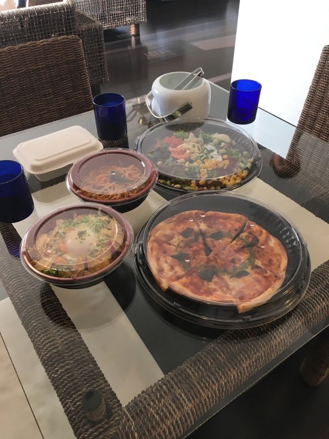 パパがテイクアウトしてきてくれました。お腹ペコペコ美味しそう〜