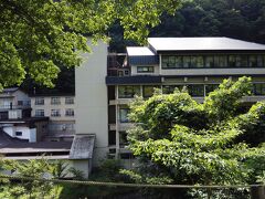 川向かいには宝川温泉の宿泊施設、汪泉閣があります。