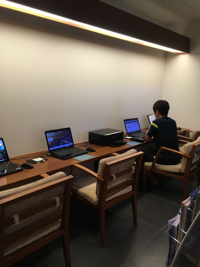 パパはその横でインターネット。