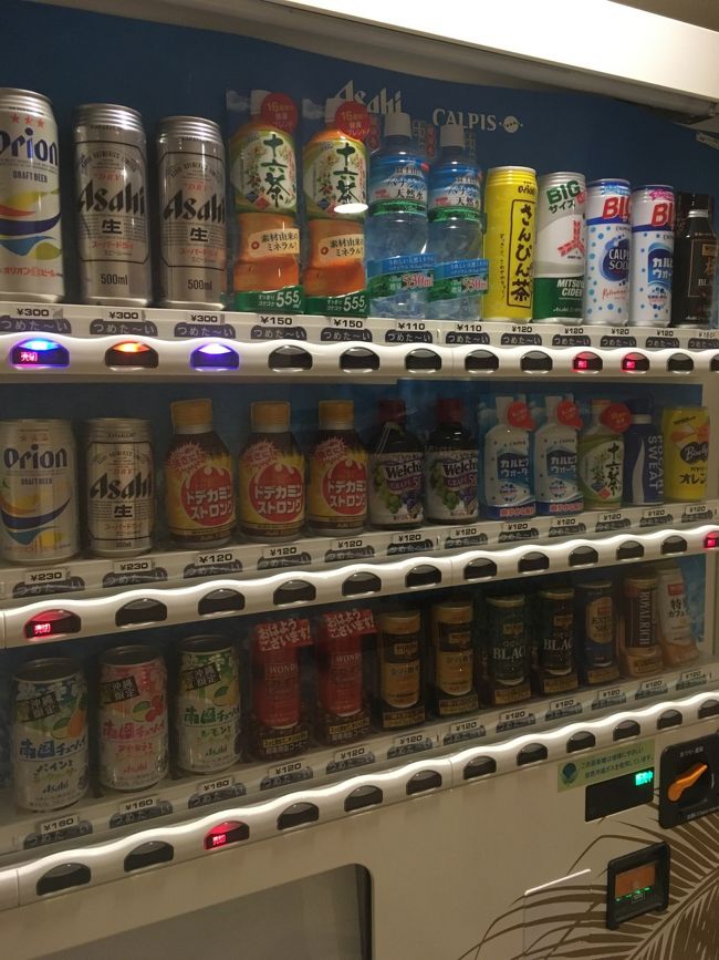 エレベーターの横に自販機と製氷機。