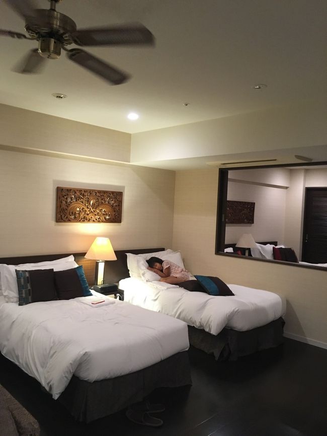 うら庭で、ベッドの場所決めジャンケンで一番勝った娘はここ。一番負けたママはその隣。パパは寝室のベッドに決定〜笑