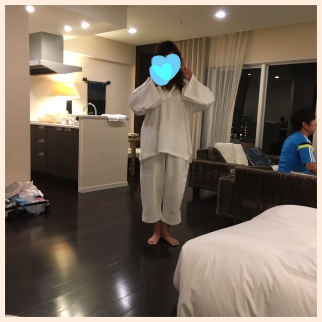 エアコンが3機もあって涼しいので、用意してあったホテルのパジャマを着てパチリ。笑 パパはのんびりまたビール。笑