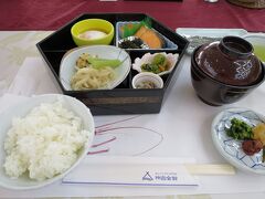 内宮参拝の後は、すぐ朝食が待ってます。
もうお腹ペコペコ、ご飯が進むおかず達が並んでいて、全部美味しくいただきました。