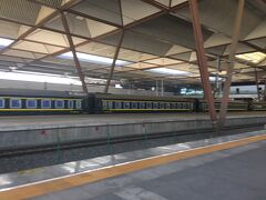 蘇州駅に到着しました。
隣のホームには蘇州駅に到着した長距離列車が停まっていました。