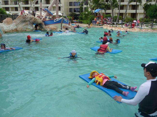 PICに到着して早速プールへ。子供プールに流れるプールに大きなプールにいろいろあります。監視員がいて、子供が救命胴衣を着けていなかったり、飛び込もうとしていると、「ピッピッ」と笛を鳴らして警告します。