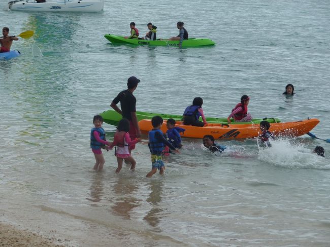 二日目の午前は子供たちをキッズクラブに預けました。とりあえず最初なので9時から12時まで。ゴールドカードを持っていると、追加料金なしで午後5時まで預けられます。すごい解放感♪私はホテル内を散策したり、部屋で読書したりのんびり過ごせました。でも・・・ちょっと気になって様子を見に行ったら、海にいました。どうやらカヤックに乗っている様子。うちの子供たちは・・・・たぶんビビッて乗っていない感じ。後から聞いたらやっぱり乗らなかったそうです(-_-;)利用者はうちの子供以外は全員韓国人でした。