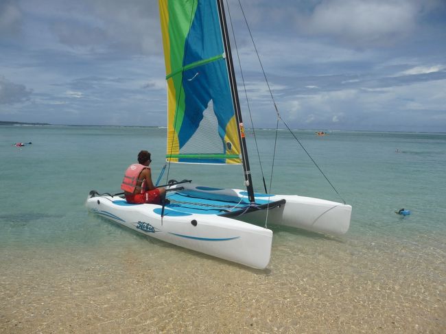 3日目は海へ。日本じゃなかなかできないので、セーリングを予約。ビーチセンターで予約できます。9時50分に行って、当日10時の回から空いているとのことで、さっそく予約。