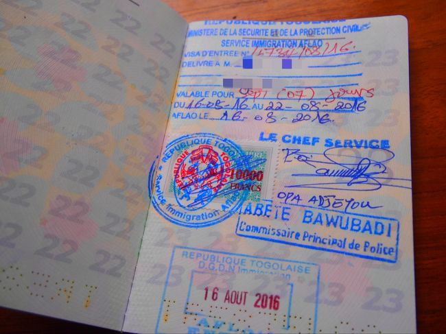歩いてオン・ザ・ビーチなガーナ×トーゴ国境線を越える。<br />トーゴ側のイミグレでVISA申請。<br /><br />トーゴは今回訪れた4ヶ国の中で唯一アライバルビザを取れる国。<br />値段もCFA10000≒1750円とダントツに安い。<br /><br />特に面倒な質問も無く、あっという間にget☆<br />これもページを食うのは痛い。4月に作ったパスポートが何故もう23ページなのだ・・・。