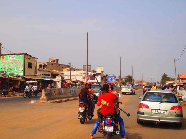 さっきの道の続きを歩いているのにトーゴに入った途端フランス語で英語はほぼ通じないし、 通貨はコートジボワールと同じCFA（セーファーフラン）に戻った。<br /><br />VISA代需要に漬け込んだガーナ側より遥かにマシなトーゴ側レート。<br />余ったガーナの40セディをほぼ損ナシでCFA6000に戻す。<br /><br />トーゴはバイタク社会！<br />やたら声が掛かるけど宿までは1kmほど。当然歩くでしょ。<br />そもそも国境の町=首都ロメってのがスゴイ。