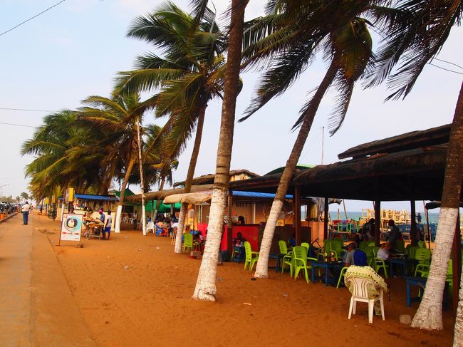 日本で言うところの海の家ってカンジのレストランやバーも結構な数あって、盛り上がってる。呼び込みが賑やか。<br />ディナーはここで決まりかな(^^♪<br /><br />言葉ではちょっと不自由するハズなのに、この「しっくり来る感」は何なのだろう。<br />今朝までは「フランス語圏に戻るの面倒だな」って思ってたのに・・・。